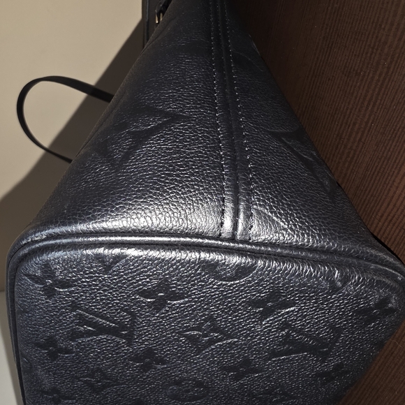 Louis Vuitton Black Neverfull MM Tote - Picture 13 of 14